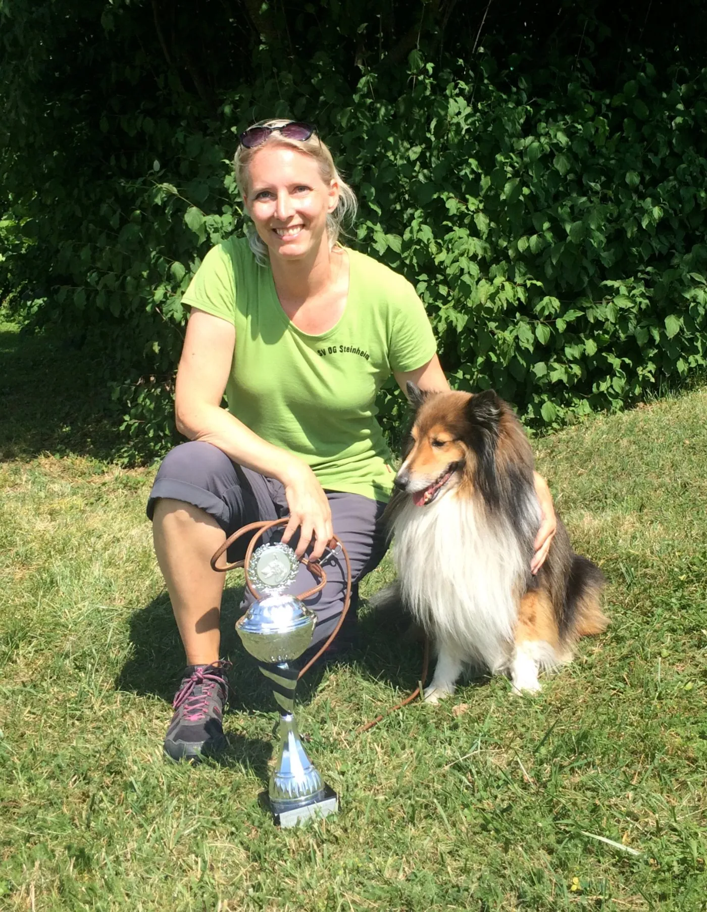 Jana mit ihrem Sheltie Nosy und einem Agility-Pokal
